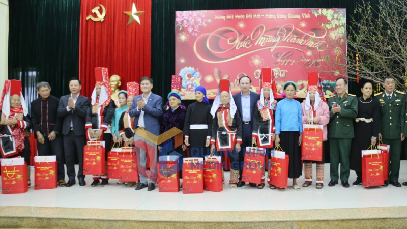 Đoàn công tác của tỉnh tặng quà cho các hộ đồng bào dân tộc thiểu số có hoàn cảnh khó khăn các xã biên giới huyện Bình Liêu (1-2024). Ảnh: Thu Chung