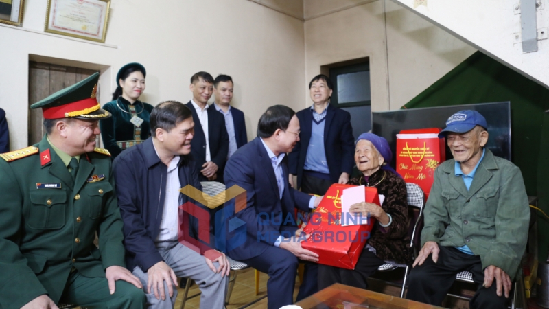 Đoàn công tác đến tặng quà Mẹ Việt Nam Anh hùng Hoàng Thị Sinh (94 tuổi) tại thôn Tùng Cầu, xã Vô Ngại, huyện Bình Liêu (1-2024). Ảnh: Thu Chung