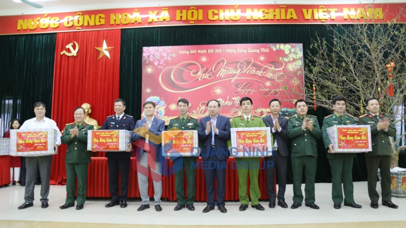 Đồng chí Bí thư Tỉnh ủy cùng đoàn công tác thăm, động viên và chúc Tết các lực lượng làm nhiệm vụ tại Cửa khẩu Hoành Mô và huyện Bình Liêu (1-2024). Ảnh: Thu Chung