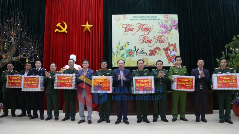 Đoàn công tác thăm, chúc Tết các lực lượng làm nhiệm vụ tại Cửa khẩu Bắc Phong Sinh (huyện Hải Hà) (1-2024). Ảnh: Thu Chung