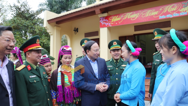 Đồng chí Bí thư Tỉnh ủy, Chủ tịch HĐND tỉnh trò chuyện với bà con các xã biên giới của Hải Hà, Móng Cái (1-2024). Ảnh: Thu Chung