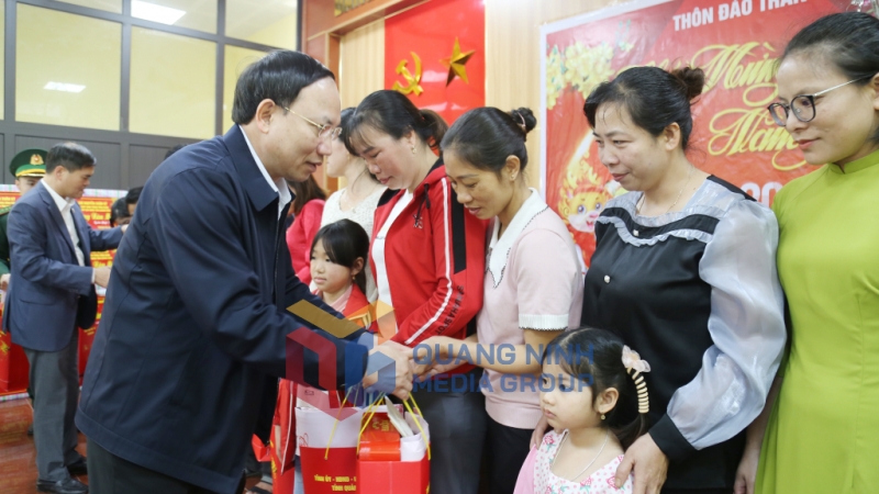 Đồng chí Bí thư Tỉnh ủy cùng đoàn công tác tặng quà Tết cho 13 hộ dân sinh sống trên đảo Trần (1-2024). Ảnh: Thu Chung