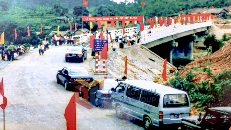 Lễ khánh thành thông xe cầu Pạt Cạp QL18A năm 1998. Ảnh: Tư liệu