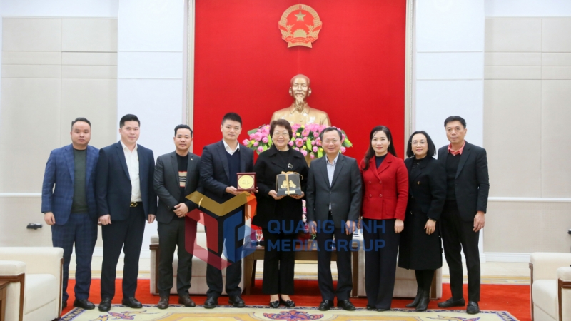 Các đồng chí lãnh đạo tỉnh Quảng Ninh, lãnh đạo Sở Du lịch tỉnh chụp ảnh lưu niệm với đại diện hãng hàng không China Southern Airlines, Sichuan Airlines và một số doanh nghiệp du lịch (1-2024). Ảnh: Thu Chung