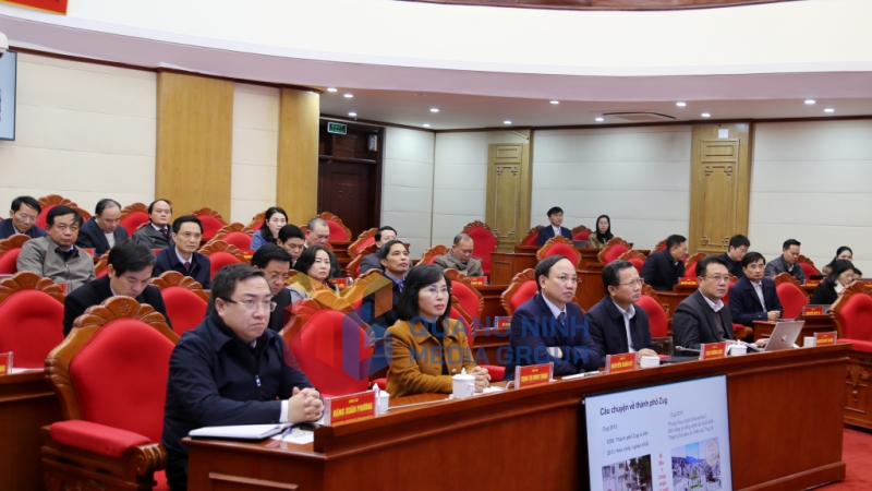 Các đồng chí lãnh đạo tỉnh và các đồng chí Ủy viên BCH Đảng bộ tỉnh học tập, nghiên cứu các chuyên đề được truyền đạt trong lớp bồi dưỡng (1-2024). Ảnh: Thu Chung