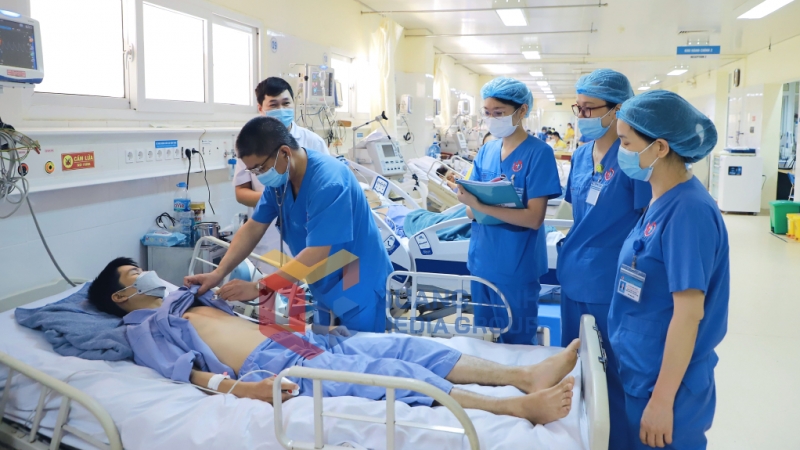 Bác sĩ thăm khám cho bệnh nhân bị nhiễm khuẩn huyết được điều trị thành công tại bệnh viện (1-2024). Ảnh: Hoài Minh