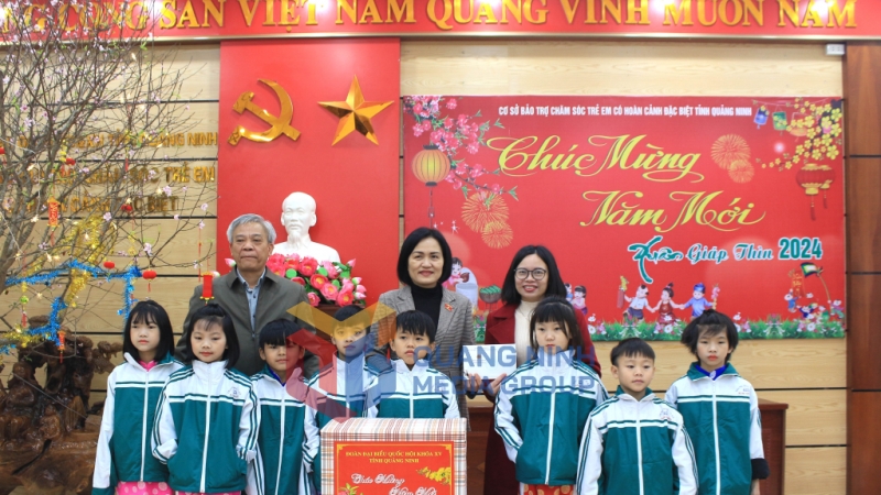 Đồng chí Trần Thị Kim Nhung tặng quà Tết cho trẻ em Cơ sở Bảo trợ, chăm sóc trẻ em có hoàn cảnh đặc biệt tỉnh Quảng Ninh (1-2024). Ảnh: Quốc Thắng
