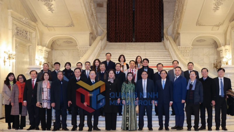 Chủ tịch UBND tỉnh Cao Tường Huy tháp tùng Thủ tướng Chính phủ cùng Phu nhân và đoàn đại biểu cấp cao Việt Nam chụp ảnh lưu niệm tại tòa nhà Quốc hội của Romania. Ảnh: Nhật Bắc