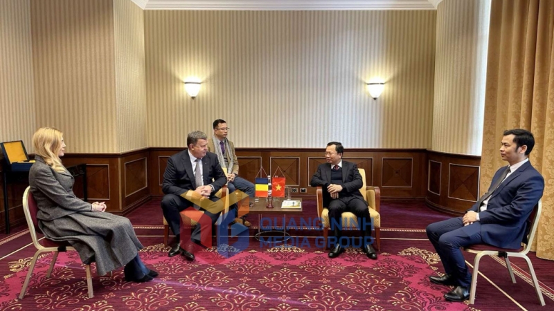 Chủ tịch UBND tỉnh Quảng Ninh Cao Tường Huy trao đổi với ông Mircia Gutău, Thị trưởng TP Râmnicu Vâlcea, đại diện tỉnh Vâlcea (Romania) (1-2024). Ảnh: Đỗ Phương