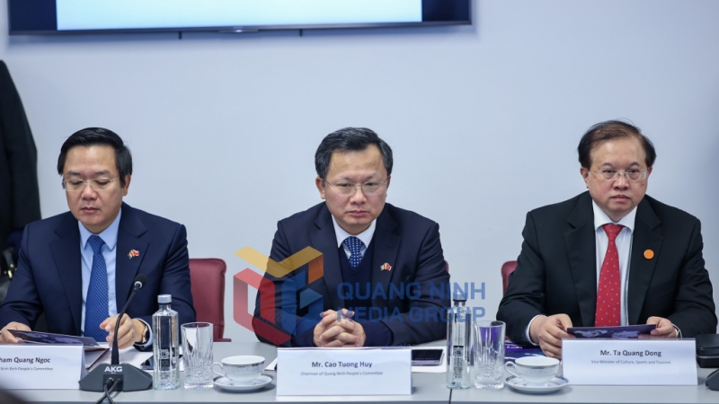 Đồng chí Cao Tường Huy, Chủ tịch UBND tỉnh Quảng Ninh, làm việc cùng Viện Nghiên cứu và Phát triển tin học quốc gia Romania. Ảnh: Nhật Bắc