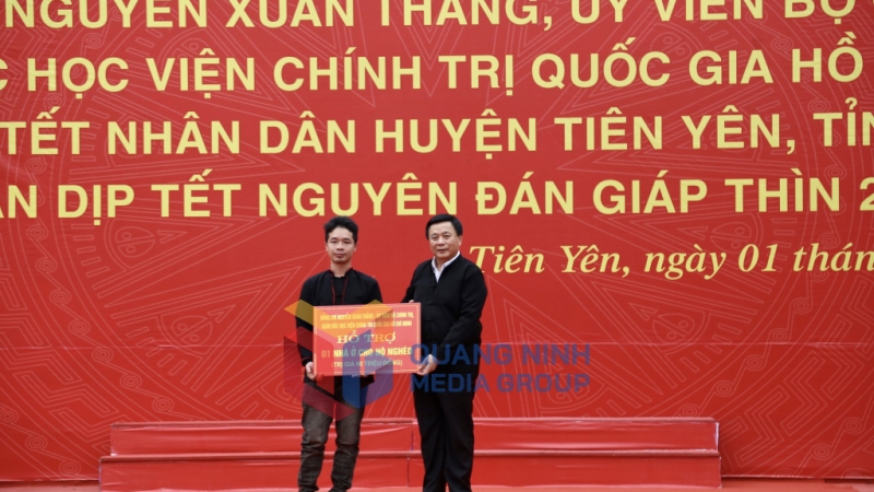 Đồng chí cũng trao tiền hỗ trợ xây nhà Đại đoàn kết cho hộ gia đình anh Chìu A Sáng ở thôn Nà Hắc (1-2024). Ảnh: Thu Chung