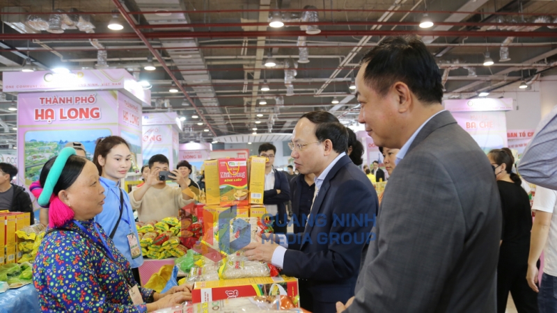 Đồng chí Bí thư Tỉnh ủy, Chủ tịch HĐND tỉnh kiểm tra gian hàng của huyện Bình Liêu tại Hội chợ OCOP (2-2024). Ảnh: Thu Chung