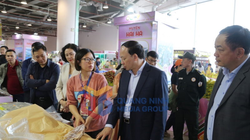 Đồng chí Bí thư Tỉnh ủy kiểm tra hàng hóa tại các gian hàng tại Hội chợ OCOP (2-2024). Ảnh: Thu Chung