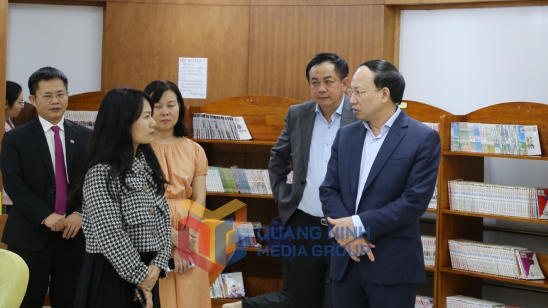 Đồng chí Bí thư Tỉnh ủy kiểm tra tình hình hoạt động của Thư viện tỉnh (2-2024). Ảnh: Thu Chung
