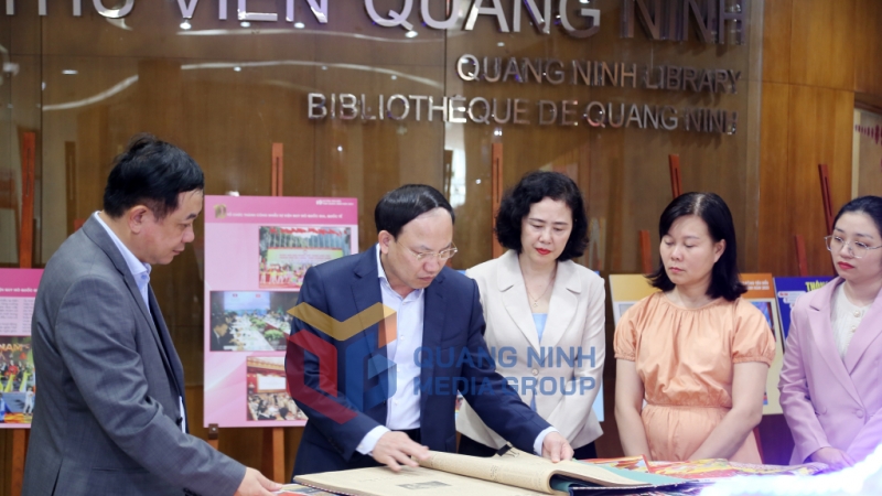 Đồng chí Bí thư Tỉnh ủy tham quan, đọc các tờ báo Trung ương và tỉnh Quảng Ninh qua các năm (2-2024). Ảnh: Thu Chung