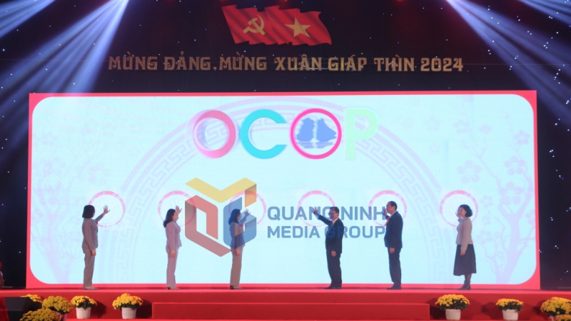Các đại biểu nhấn nút khai mạc Hội chợ OCOP Quảng Ninh - Xuân 2024 (2-2024). Ảnh: Minh Đức