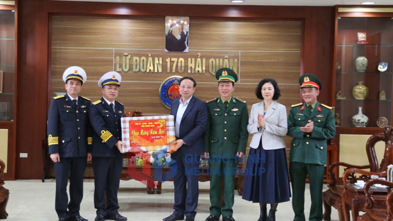 Đồng chí Bí thư Tỉnh ủy tặng quà Tết cho cán bộ, chiến sĩ Lữ đoàn 170 (2-2024). Ảnh: Thu Chung