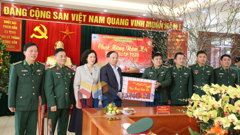 Đồng chí Bí thư Tỉnh ủy tặng quà Tết cán bộ, chiến sĩ Hải đội 2 - Bộ đội Biên phòng Quảng Ninh (2-2024). Ảnh: Thu Chung