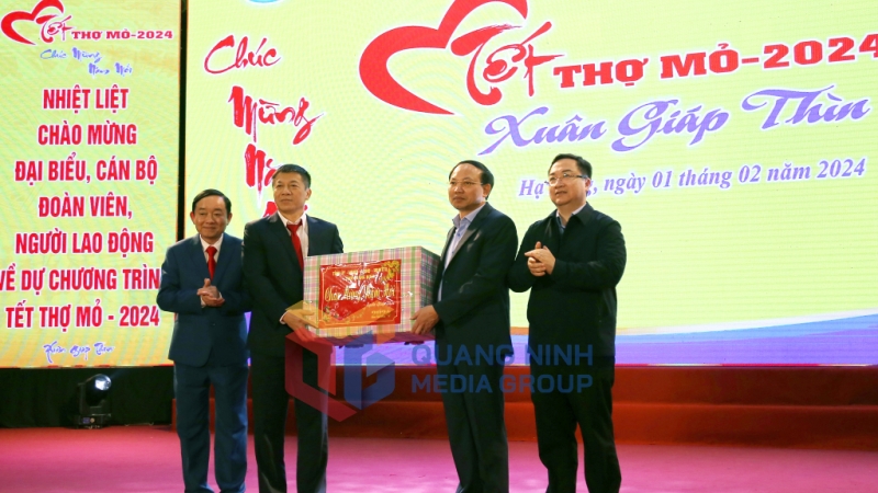 Tỉnh Quảng Ninh tặng quà Tết cho tập thể Công ty Than Núi Béo- TKV (2-2024). Ảnh: Thu Chung