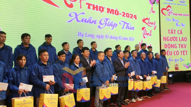 Tỉnh Quảng Ninh và TKV trao quà Tết cho công nhân lao động ngành Than (2-2024). Ảnh: Thu Chung