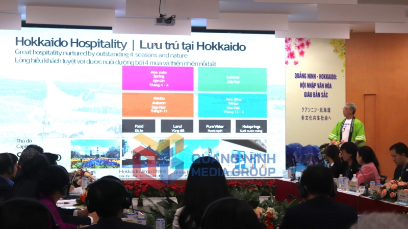 2023-11_Ông Koganezawa Kenji, Chủ tịch Tổ chức Xúc tiến Du lịch Hokkaido phát biểu về “Xu hướng mới về du lịch quốc tế và chính sách du lịch của tỉnh Hokkaido”. Ảnh: Hoàng Quỳnh