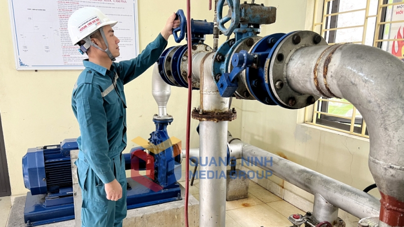 Kiểm tra, vận hành khu xử lý nước sinh hoạt tại Xí nghiệp nước Hòn Gai (2-2024). Ảnh: Hoàng Nga