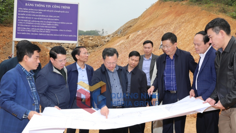 Chủ tịch UBND tỉnh kiểm tra tiến độ thi công đường tỉnh 342 đoạn qua địa bàn huyện Ba Chẽ (2-2024). Ảnh: Đỗ Phương