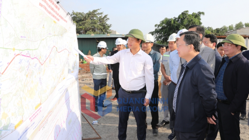 Đồng chí Cao Tường Huy, Chủ tịch UBND tỉnh, nghe chủ đầu tư báo cáo tiến độ thi công Đường ven sông kết nối cao tốc Hạ Long - Hải Phòng đến TX Đông Triều (2-2024). Ảnh: Đỗ Phương