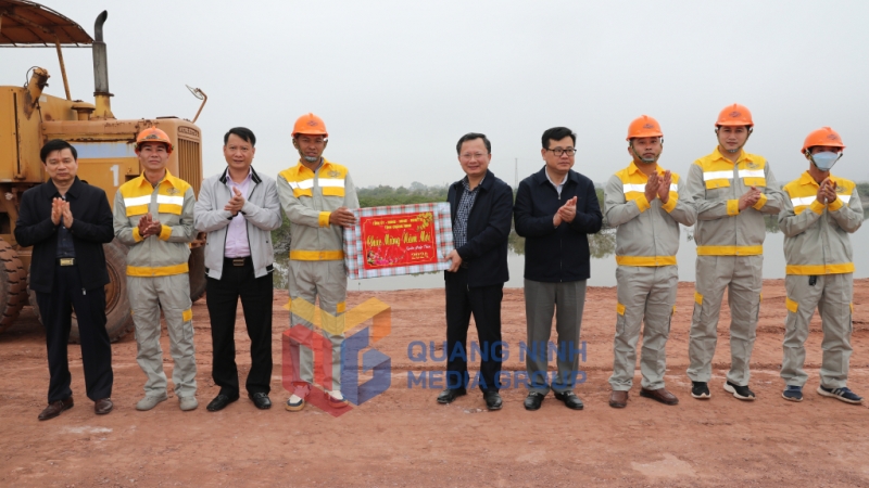 Chủ tịch UBND tỉnh tặng quà công nhân thi công đường nối cao tốc Vân Đồn - Móng Cái với cảng Vạn Ninh (TP Móng Cái) (2-2024). Ảnh: Đỗ Phương