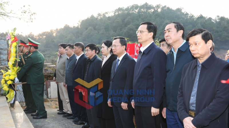 Đoàn công tác của Chủ tịch UBND tỉnh dâng hương tại Đài tưởng niệm các anh hùng liệt sỹ tại đỉnh Cao Ba Lanh (2-2024). Ảnh: Đỗ Phương