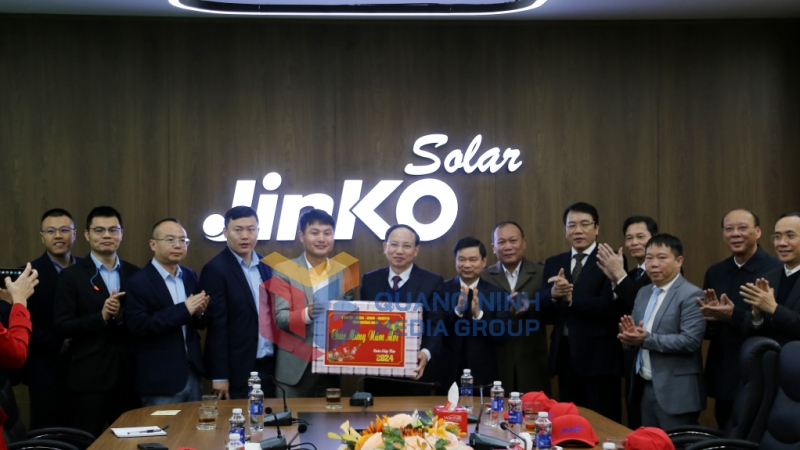 Đồng chí Bí thư Tỉnh ủy, Chủ tịch HĐND tỉnh tặng quà Tết cho Công ty TNHH Công nghiệp Jinko Solar (Việt Nam) (2-2024). Ảnh: Thu Chung