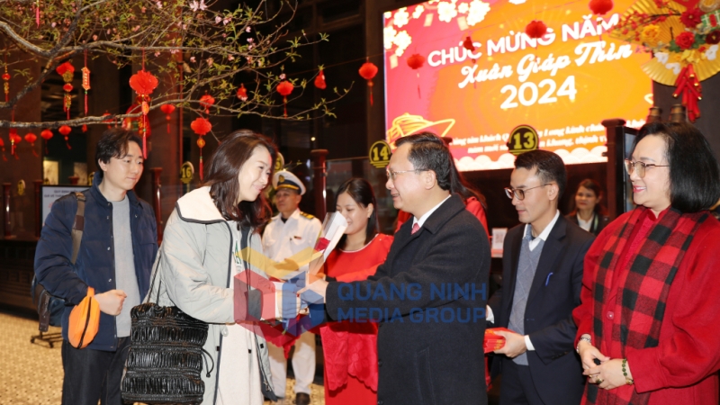 Đồng chí Cao Tường Huy, Chủ tịch UBND tỉnh tặng hoa khách “xông đất” Vịnh Hạ Long (2-2024). Ảnh: Đỗ Phương