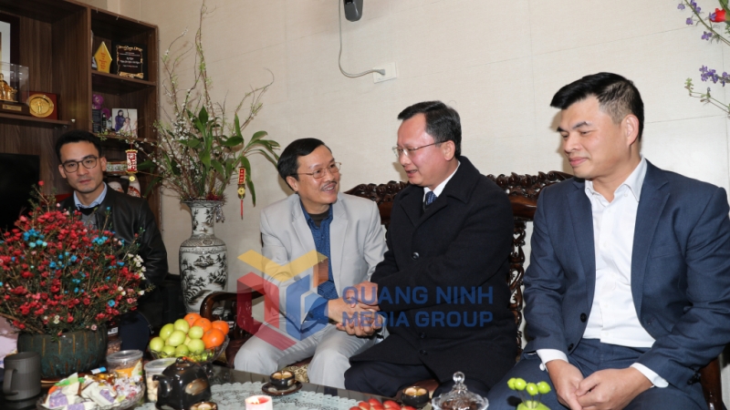 Chủ tịch UBND tỉnh trò chuyện cùng Nghệ sĩ nhân dân Vũ Tiến Mác trước thềm xuân mới (2-2024). Ảnh: Đỗ Phương