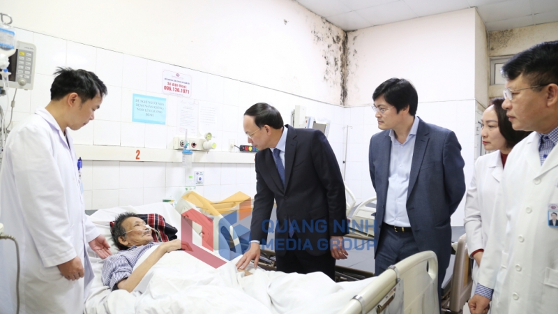 Đồng chí Bí thư Tỉnh ủy ân cần hỏi thăm sức khỏe các bệnh nhân đang cấp cứu tại Bệnh viện Đa khoa tỉnh (2-2024). Ảnh: Thu Chung