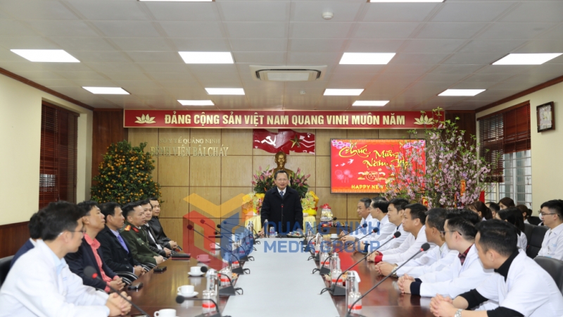Chủ tịch UBND tỉnh chia sẻ với đội ngũ y, bác sĩ, nhân viên y tế tham gia trực Tết tại Bệnh viện Bãi Cháy (2-2024). Ảnh Đỗ Phương