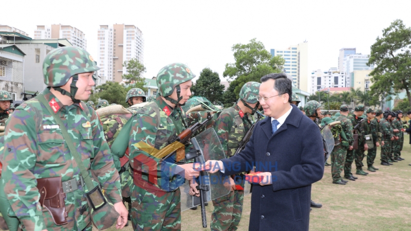 Chủ tịch UBND tỉnh tặng lì xì năm mới cho các chiến sĩ Bộ Chỉ huy Quân sự tỉnh đang làm nhiệm vụ trực Tết (2-2024). Ảnh Đỗ Phương