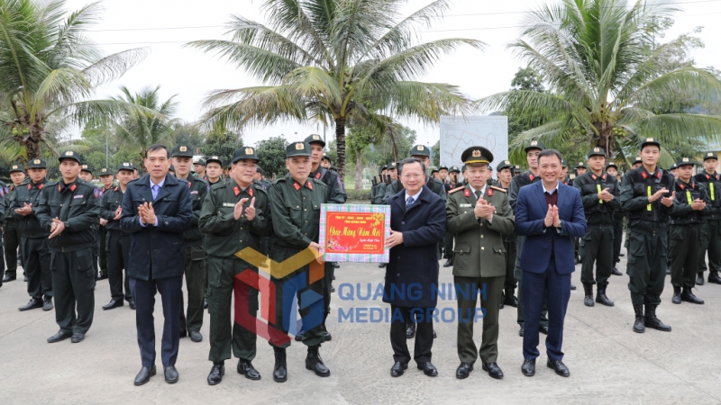 Đồng chí Chủ tịch UBND tỉnh tặng quà động viên Phòng Cảnh sát cơ động (2-2024). Ảnh Đỗ Phương