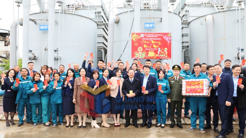 Chủ tịch UBND tỉnh thăm công nhân trực Tết tại Nhà máy Nước Đồng Đăng (2-2024). Ảnh Đỗ Phương