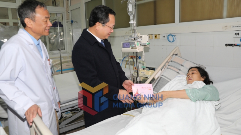Chủ tịch UBND tỉnh thăm, tặng quà bệnh nhân đang điều trị tại Bệnh viện Bãi Cháy trong dịp Tết (2-2024). Ảnh Đỗ Phương