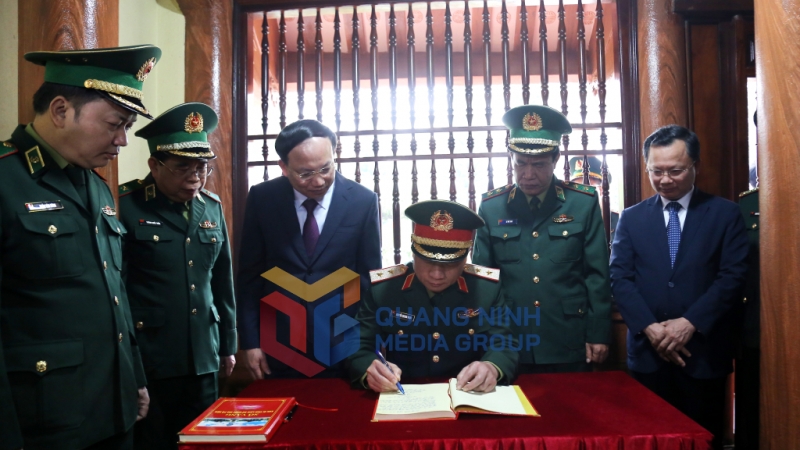 Trung tướng Nguyễn Quang Ngọc, Ủy viên Trung ương Đảng, Ủy viên Quân ủy Trung ương, Tư lệnh Quân khu 3 ghi sổ vàng lưu niệm (2-2024). Ảnh: Thu Chung