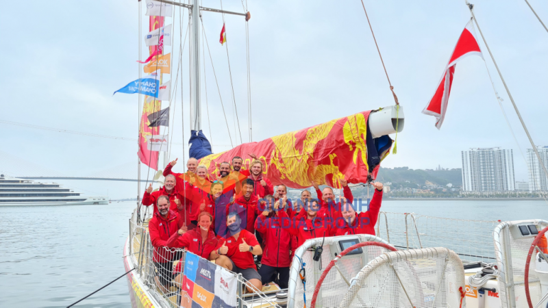 Các thành viên đội đua Qingdao ăn mừng chiến thắng cuộc đua số 7 mang tên Khám phá bất tận tại vịnh Hạ Long (2-2024). Ảnh: Đỗ Phương