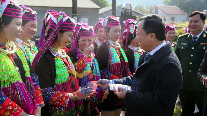 Đồng chí Chủ tịch UBND tỉnh tặng lì xì và gửi lời chúc mừng năm mới tới bà con nhân dân xã Hải Sơn, TP Móng Cái (2-2024). Ảnh Đỗ Phương