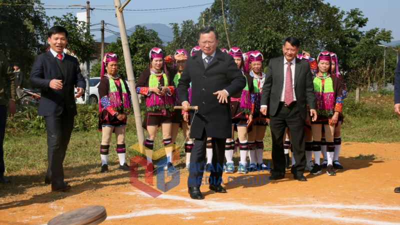 Đồng chí Chủ tịch UBND tỉnh tham gia giao lưu trò chơi dân gian đánh quay với bà con nhân dân xã Hải Sơn (2-2024). Ảnh Đỗ Phương