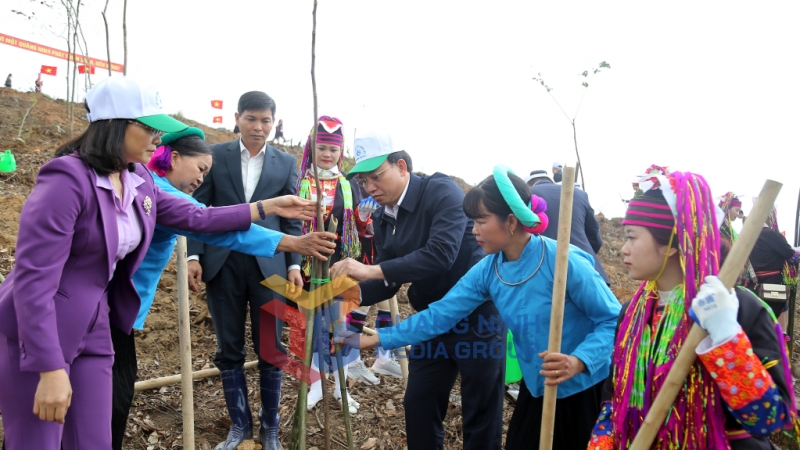 Đồng chí Bí thư Tỉnh ủy, Chủ tịch HĐND tỉnh cùng nhân dân huyện Đầm Hà tham gia trồng cây hưởng ứng Tết trồng cây (2-2024). Ảnh: Thu Chung