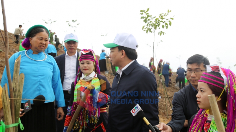 Đồng chí Bí thư Tỉnh ủy, Chủ tịch HĐND tỉnh trò chuyện với đồng bào dân tộc huyện Đầm Hà tham gia Tết trồng cây (2-2024). Ảnh: Thu Chung