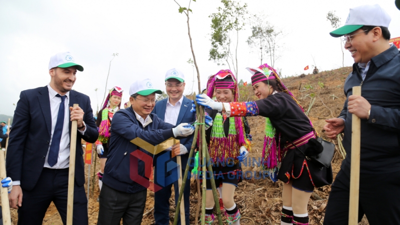 Đồng chí Cao Tường Huy, Phó Bí thư Tỉnh ủy, Chủ tịch UBND tỉnh tham gia Tết trồng cây năm 2024 tại huyện Đầm Hà (2-2024). Ảnh: Thu Chung