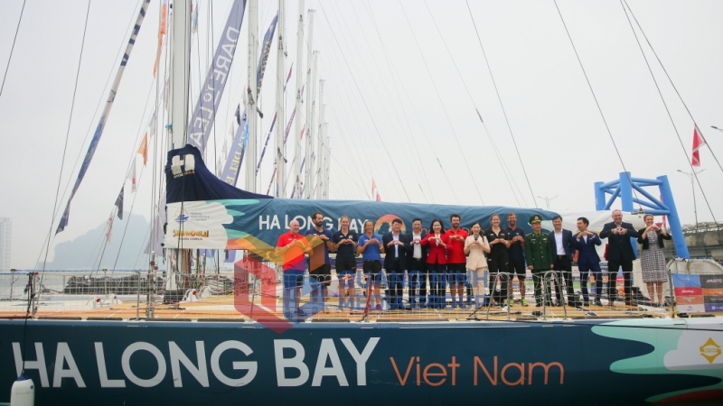 Các đại biểu chụp ảnh lưu niệm cùng thuyền buồm HaLong Bay, Viet Nam (2-2024). Ảnh Đỗ Phương.