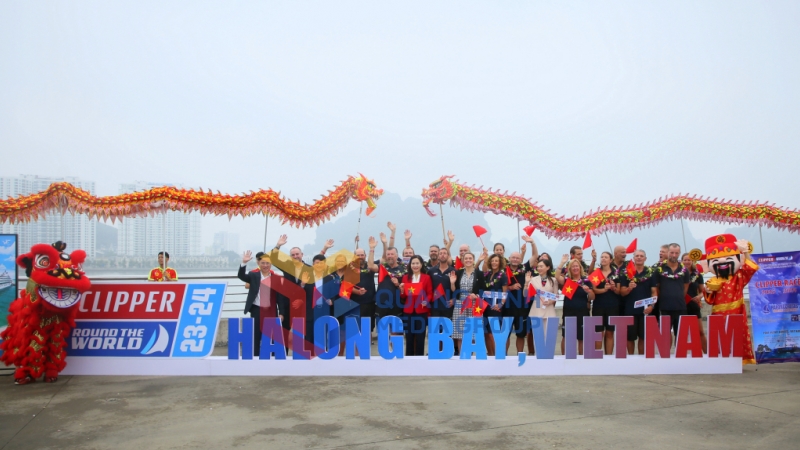 Các đồng chí lãnh đạo tỉnh Quảng Ninh, các sở, ngành của tỉnh và TP Hạ Long chụp ảnh lưu niệm cùng các đội đua thuyền buồm vòng quanh thế giới (2-2024). Ảnh Đỗ Phương.