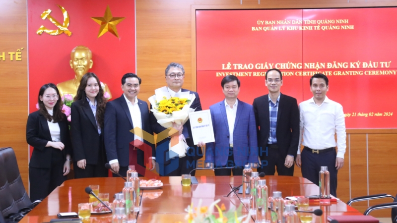Lãnh đạo Ban Quản lý Khu kinh tế trao giấy chứng nhận đầu tư dự án sản xuất vòng bi, thiết bị chuyển động tuyến tính cho đại diện Công ty TNHH IKO Thompson Việt Nam (2-2024). Ảnh: Mạnh Trường