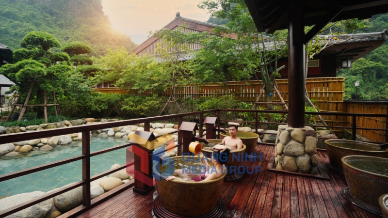 Du khách thích thú với trải nghiệm tắm khoáng nóng tại Khu nghỉ dưỡng Yoko Onsen Quang Hanh (TP Cẩm Phả) (2-2024). Ảnh: Hoàng Quỳnh